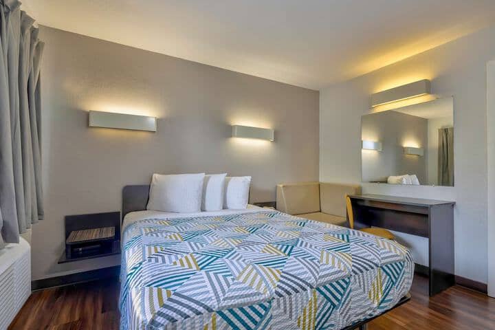 Room 10 of 27